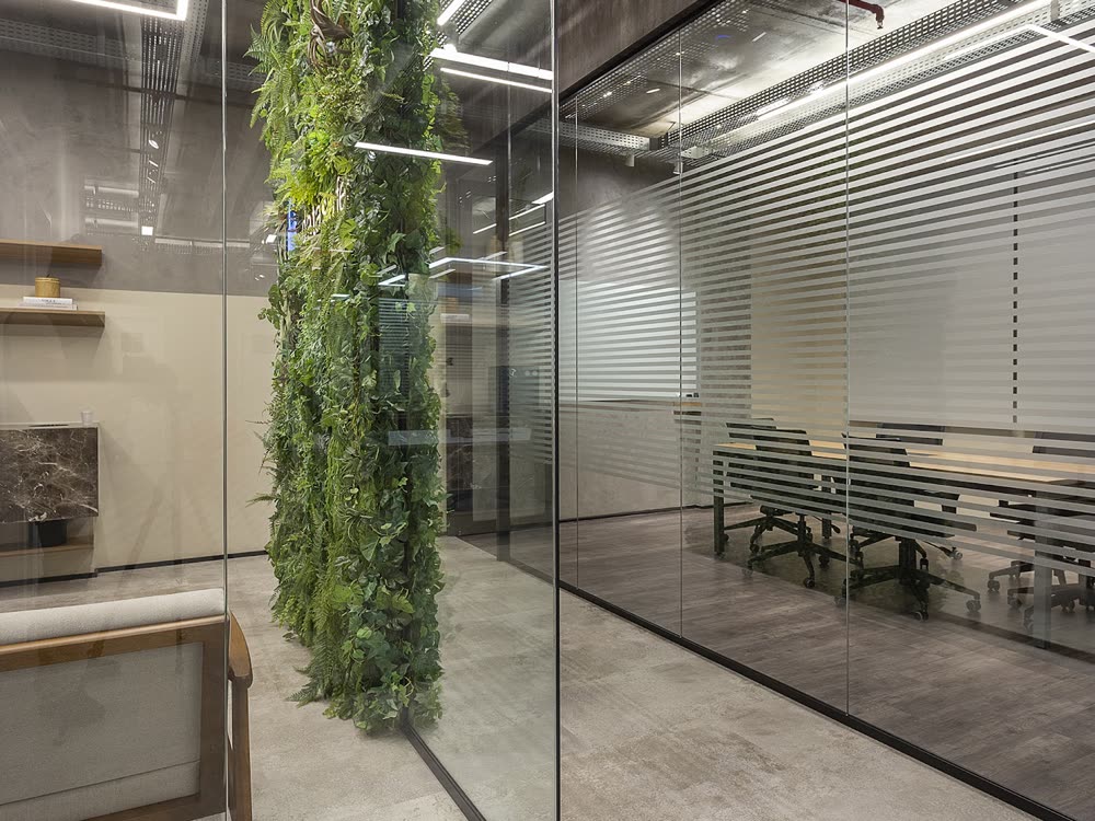 Escritório corporativo com jardim vertical e piso vinílico — projeto Solo Revestimentos