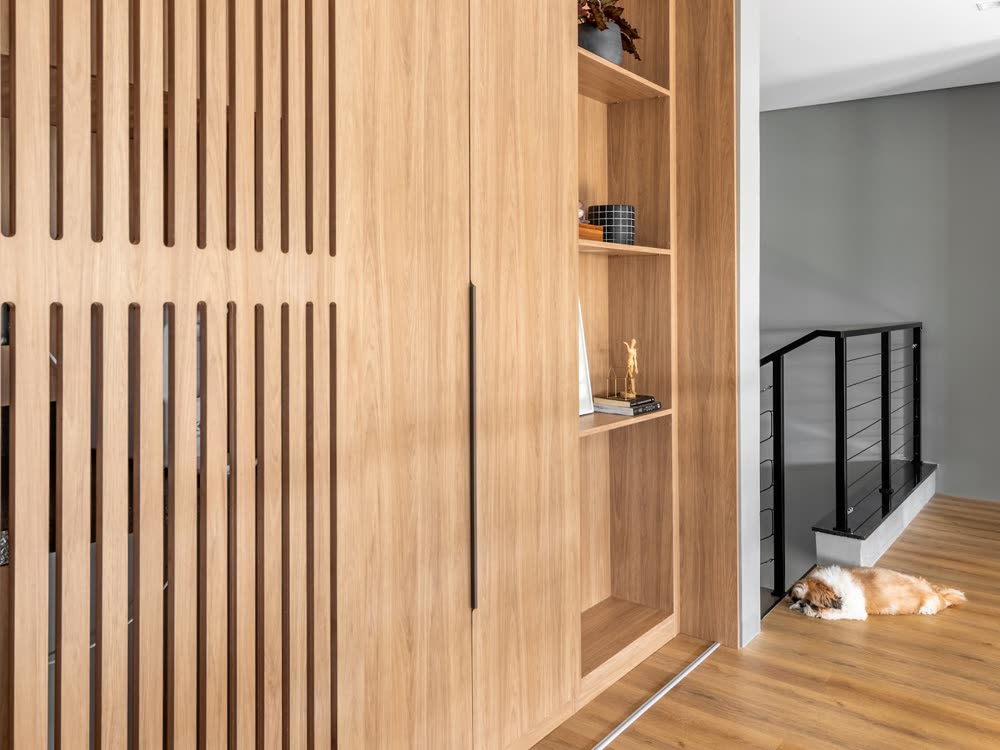 Hall residencial com painel ripado e piso vinílico amadeirado — projeto Solo Revestimentos