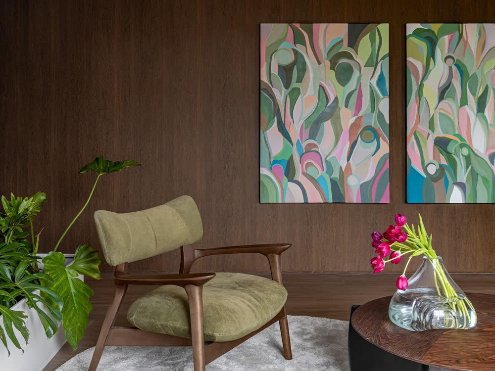 Living com poltrona, obra de arte e piso vinílico amadeirado — projeto Solo Revestimentos