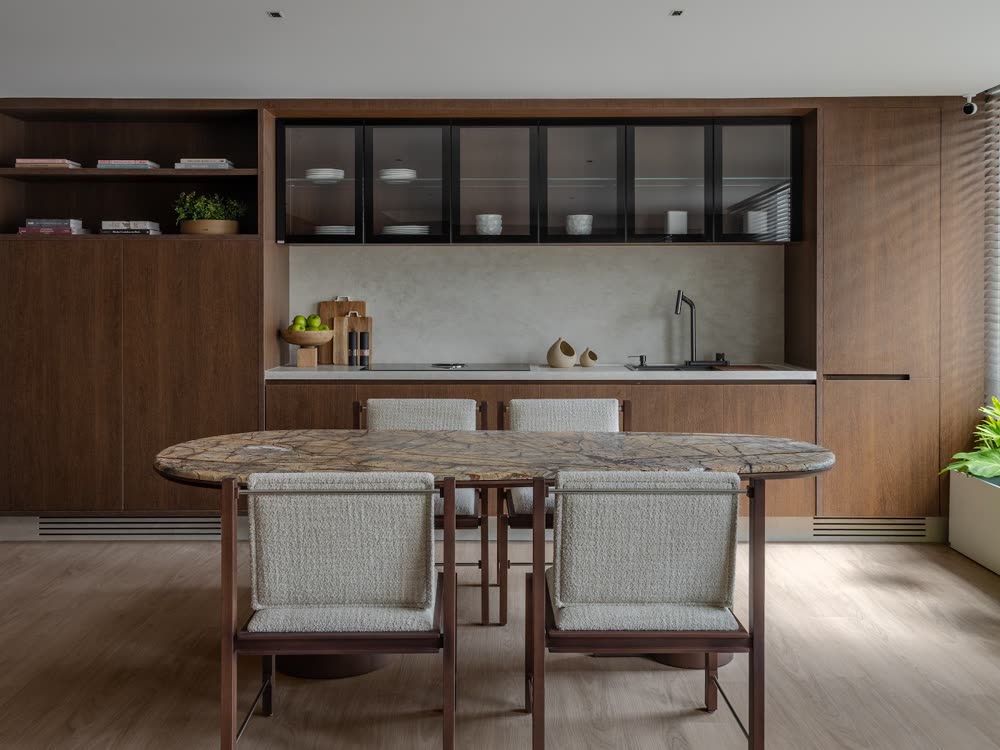 Sala de jantar e cozinha integradas com piso vinílico amadeirado — projeto Solo Revestimentos