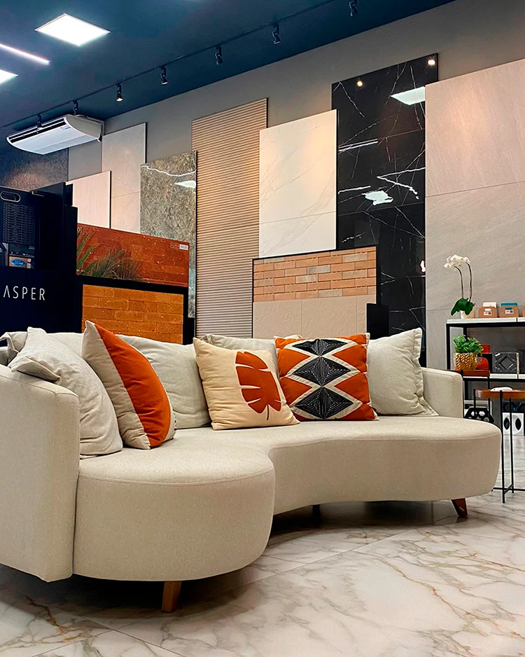 Interior do showroom Solo Revestimentos em Rio Claro, na Consolação