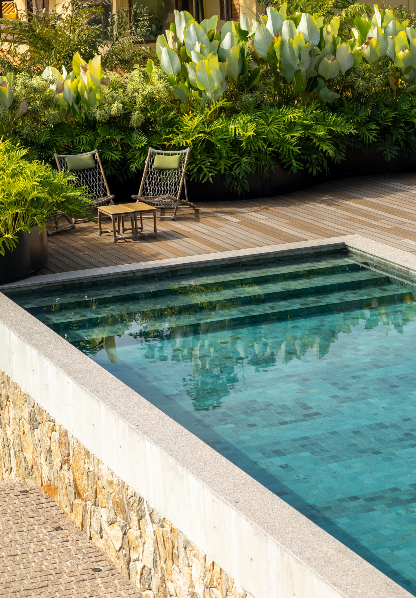 piscina pastilha verde pedra natural — projeto residencial, Solo Revestimentos